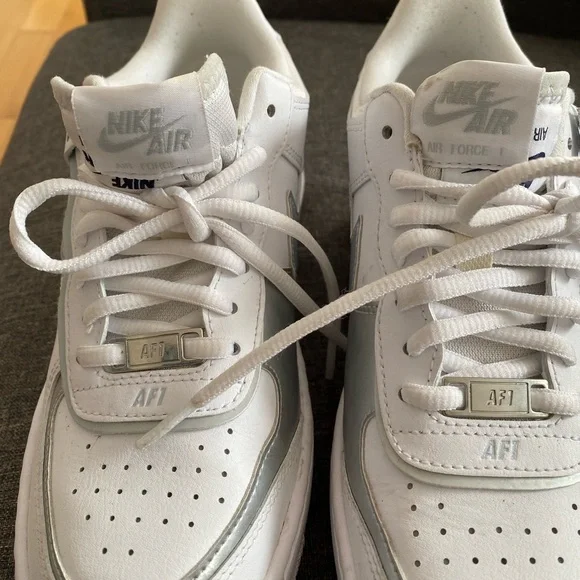 Nike Air Force 1 White Low-Top Sneakers -Unisex size - Picture 2 of 6